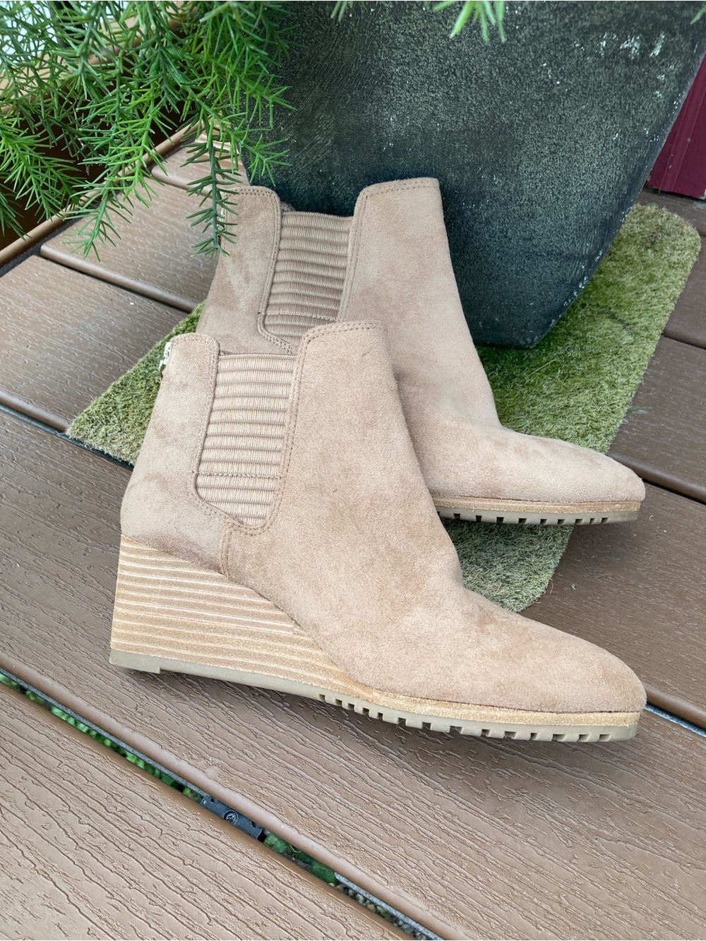 Dr. Scholls Size 8M Critic tan faux suede wedge ankle booties - Picture 5 of 12